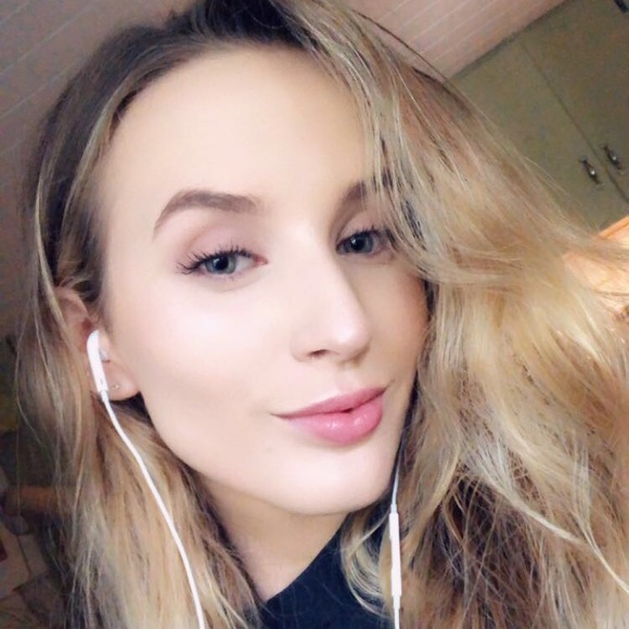 Meet your Posher, Abby - Picture 2 of 2